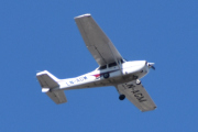 Morten 2 mai 2023 - LN-AGM besøker Høyenhall, det er Gardermoen Flyklubb som er ute med sin Cessna 172 S Skyhawk SP fra 2005