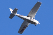 Morten 4 april 2023 - LN-NRO besøker Høyenhall, dem kommer i sin Cessna 172 Skyhawk som ble levert klubben i 2010