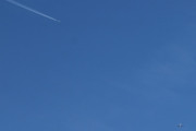 Morten 4 februar 2023 - LN-FTM besøker Høyenhall, et jetfly kommer inn fra venstre