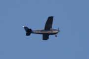 Morten 8 mai 2023 - LN-NPK besøker Høyenhall, dem legger seg fint i posisjon med sin Cessna 172B Skyhawk fra 1961