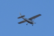 Morten 8 mai 2023 - SE-LZF over Høyenhall, det er Cessna 172R Skyhawk II som flyr her