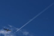 Morten 16 april 2024 - LN-FTS og Norwegian møtes over Høyenhall, det er Oslo Flyveklubb som kommer og venter vi litt nå så får vi med jetflyet