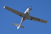 Morten 16 april 2024 - LN-FTS og Norwegian møtes over Høyenhall, men nå er Diamond DA-40 NG som heter Sierra fra 2016 veldig nærme