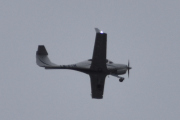 Morten 8 april 2024 - LN-FTM besøker Høyenhall, dem legger seg fint i posisjon, da har vi sett begge flyene deres i dag av typen Diamond DA-40 NG