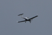 Morten 10 august 2024 - LN-FTM over Høyenhall, det er Oslo Flyveklubb som er ute i det dårlige været med sin Diamond DA-40NG som heter Mike og er fra 2015 men kom inn i klubben i 2016