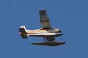 Morten 17 august 2024 - LN-KCA besøker Høyenhall, det er de tre gutta som kommer med sin Cessna A185E Skywagon fra 1967 som hører hjemme på Kilen Sjøflyklubb