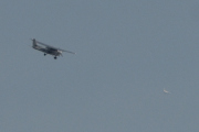 Morten 28 august 2024 - LN-TFK over Høyenhall, men hva har vi i luften foran den? Er det et fly?