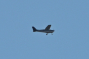 Morten 31 august 2024 - LN-NPK over Høyenhall, det er Anne og Lars som er ute med sin Cessna 172B Skyhawk fra 1961