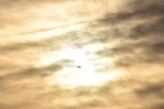 Morten 20 desember 2024 - Småfly over Høyenhall, så med dette bilde av solen så ønsker vi alle flyene på Kjeller flyplass en God Jul