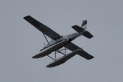 Morten 3 juli 2024 - LN-BGO besøker Høyenhall, det er de tre gutta som kommer med sin Cessna A185F Skywagon fra 1974