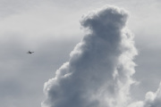 Morten 3 juli 2024 - SE-LJO besøker Høyenhall, jeg har sett deg på Kjeller flyplass, over Lillestrøm, over Østensjøvannet, med solen, og nå med skyer