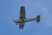 Morten 10 juni 2024 - LN-AGW besøker Høyenhall, det er Gardermoen Flyklubb som kommer med sin Cessna 172S Skyhawk SP fra 2005