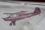 Morten 17 juni 2024 - Hamar flyplass, men jeg må komme hjem med noe. Denne hang i taket, det er LN-BWP som var en Cessna. Men hvis du leter så finner du bare LN - Brandy Whiskey Pjolter