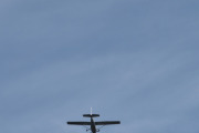 Morten 17 juni 2024 - LN-NRF over Høyenhall, det er Nedre Romerike flyklubb som er ute med sin Cessna 172S Skyhawk SP fra 2005. Legg merke til låvesvalen øverst i bilde