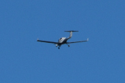 Morten 24 juni 2024 - Diamond DA-40NG over Høyenhall, jeg kan ikke rekke alle, men er det skygge eller en blåfarge?