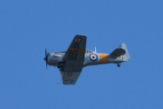 Morten 26 juni 2024 - LN-TEX besøker Høyenhall, her legger Norwegian Spitfire Foundation seg i posisjon med sin North American T-6G Harvard fra 1944