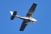 Morten 26 juni 2024 - LN-TVD besøker Høyenhall, det er Christopher som kommer med sin Cessna 172D Skyhawk fra 1962