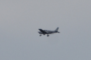 Morten 1 mai 2024 - Piper PA-28 over Høyenhall, nærmere kommer jeg ikke. Kan det være LN-BGT? Første gang jeg tok et bilde av småfly var 1 mai 2019