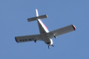 Morten 15 mai 2024 - LN-UXA over Høyenhall, det er Kai Vidar som kommer med sin Piper PA-28-140 Cherokee Cruiser fra 1967. Han liker og teste meg og det liker jeg. Hvor mange bilder jeg egentlig har av han, vet jeg ikke. Av dette flyet har jeg 40 bilder, men det er sikkert det dobbelte når jeg kommer for sent ut på verandaen