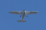 Morten 21 mai 2024 - LN-TFK besøker Høyenhall, det er Tønsberg Flyveklubb som kommer med sin Cessna 172SP Skyhawk fra 2004