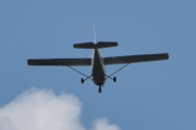 Morten 26 mai 2024 - LN-NRF over Høyenhall, jeg er ganske sikker på at dette er Nedre Romerike flyklubb som er ute med sin Cessna 172S Skyhawk SP fra 2006