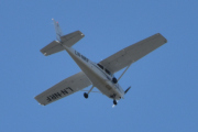 Morten 31 mai 2024 - LN-NRF besøker Høyenhall, det er Nedre Romerike flyklubb som kommer med sin Cessna 172S Skyhawk SP fra 2005