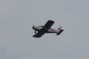 Morten 8 mai 2024 - LN-UXA besøker Høyenhall, det er Kai Vidar som kommer med sin Piper PA-28-140 Cherokee Cruiser fra 1967