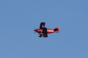 Morten 1 september 2024 - LN-AHN over Høyenhall, det er Håvard som kommer med sin Aviat PITTS S-2A fra 1971