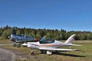 Morten 14 september 2024 - LN-WTF og LN-PFX på Flydagen Hamar. Det første jeg ser når jeg kommer inn er en Turbo Shark 600 EXP fra mars 2024 som Thomas eier. Bak står det en Canadian Car and Foundry T-6 Harvard Mk.4 fra 1952 som Norwegian Flying Aces eier. Shark 600 har jeg ikke sett før, men Harvard så jeg første gangen i 2016