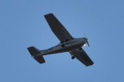 Morten 28 september 2024 - LN-NRF besøker Høyenhall, det er Nedre Romerike flyklubb som kommer med sin Cessna 172S Skyhawk SP fra 2006
