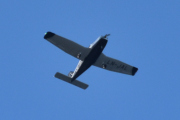 Morten 29 september 2024 - LN-JAL besøker Hvitsten, det er Flyklubben Øst som kommer med sin Piper PA-28-181 Archer III fra 1996. Det er nok bålet vårt som har lokket dem hit, det ryker fælt av konglene i bålpanna