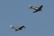 Morten 5 september 2024 - LN-TEX og LN-BMU over Høyenhall. Her ser vi North American T-6G Harvard fra 1944 øverst i bilde og Cavalier F-51D Mustang II fra 1944 nederst i bilde