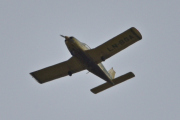 Morten 23 april 2025 - LN-BGA besøker Høyenhall, det er Flyklubben Øst som kommer med sin Piper PA-28-180 Cherokee Challenger fra 1973