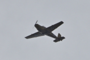Morten 1 august 2025 - LN-LFK besøker Høyenhall, her kommer LFK Flyhobbyklubb med sin Saab 91B-2 Safir fra 1957