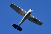 Morten 10 august 2025 - LN-NPK besøker Høyenhall, det er Anne og Lars som kommer en gang til med sin Cessna 172B Skyhawk fra 1961