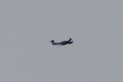 Morten 11 august 2025 - Småfly over Høyenhall, den har høy hale og flyr med hjulene oppe. Kan det være en Diamond DA-50?