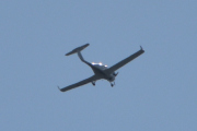 Morten 13 august 2025 - Diamond DA-40NG over Høyenhall, klokken er 13.46 og jeg har en mistanke på at det er Oslo Flyveklubb som er ute med et av sine to fly