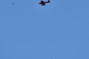 Morten 13 august 2025 - LN-AKH over Høyenhall, så begge flyene som Joakim og Morten har, er laget i garasjen i 1990 åra