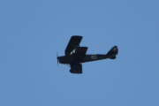 Morten 13 august 2025 - LN-BDM over Høyenhall, her kommer den. Det er Nedre Romerike Flyklubb Veteranflygruppa som kommer med sin DeHavilland DH 82A Tiger Moth nr. 153 fra 1941