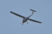 Morten 13 august 2025 - LN-ELB besøker Høyenhall, det er Norges Luftsportforbund som kommer stille som en mus med sin Virus SW 128 Pipistrel Doo Ajdovščina fra 2021