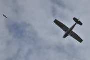 Morten 13 august 2025 - LN-MTH besøker Høyenhall, det er Sameiet LN-MTH som kommer med sin Cessna 172N Skyhawk 100 II fra 1979. Og her kommer fuglen som bestilt, akkurat som 1 august 2025