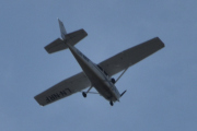 Morten 13 august 2025 - LN-NRF besøker Høyenhall, det er Nedre Romerike Flyklubb som kommer med sin Cessna 172S Skyhawk SP fra 2006