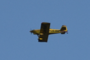 Morten 13 august 2025 - LN-RAF over Høyenhall, det er Morten og Jens som kommer i sin gule Van´s RV-4 fra 1991