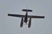 Morten 18 august 2025 - LN-BGO over Høyenhall, klokken er 20.19 og besøkene slutter ikke. Her kommer de tre gutta igjen med sin Cessna A185F Skywagon fra 1974