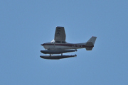 Morten 18 august 2025 - LN-NFW over Høyenhall, klokken er 12.11. Det er Flying Sales som er ute med sin Reims-Cessna F172N fra 1978
