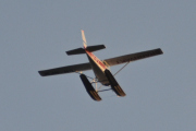 Morten 18 august 2025 - LN-NFW over Høyenhall igjen, klokken er 20.04 og nå kommer det mange besøkende på en gang. Her kommer Flying Sales igjen med sin Reims-Cessna F172N fra 1978