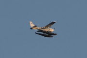 Morten 18 august 2025 - LN-TEK over Høyenhall igjen, klokken er 19.52. Og her kommer Robert igjen med sin Cessna U206F Super Skywagon fra 1975. Skal vi se hvor mange av Cessna U206F jeg har i registeret mitt. Jeg har LN-ASR og LN-BGB og LN-FBI og LN-FXP og denne