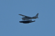 Morten 18 august 2025 - LN-TEK over Høyenhall, klokken er 13.28. Det er Robert som er ute med sin Cessna U206F Super Skywagon fra 1975. Nå er bilen min like gammel som denne og jeg har 12 bilder av dette flyet