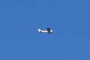 Morten 23 august 2025 - Cessna over Drøbak, klokken er 11.27 og jeg tror det er Nedre Romerike Flyklubb som er ute med en av sine Cessna 172S Skyhawk. Jeg husker 12 november 2022, da levde min mor også