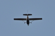 Morten 23 august 2025 - LN-BDL over Høyenhall, klokken er 20.13 og jeg er hjemme igjen. Det er Ringerikes Motorflyklubb som er ute med sin Cessna 172P Skyhawk II fra 1980. Hvor mange Cessna 172P har jeg? Det er kun denne, det var litt rart